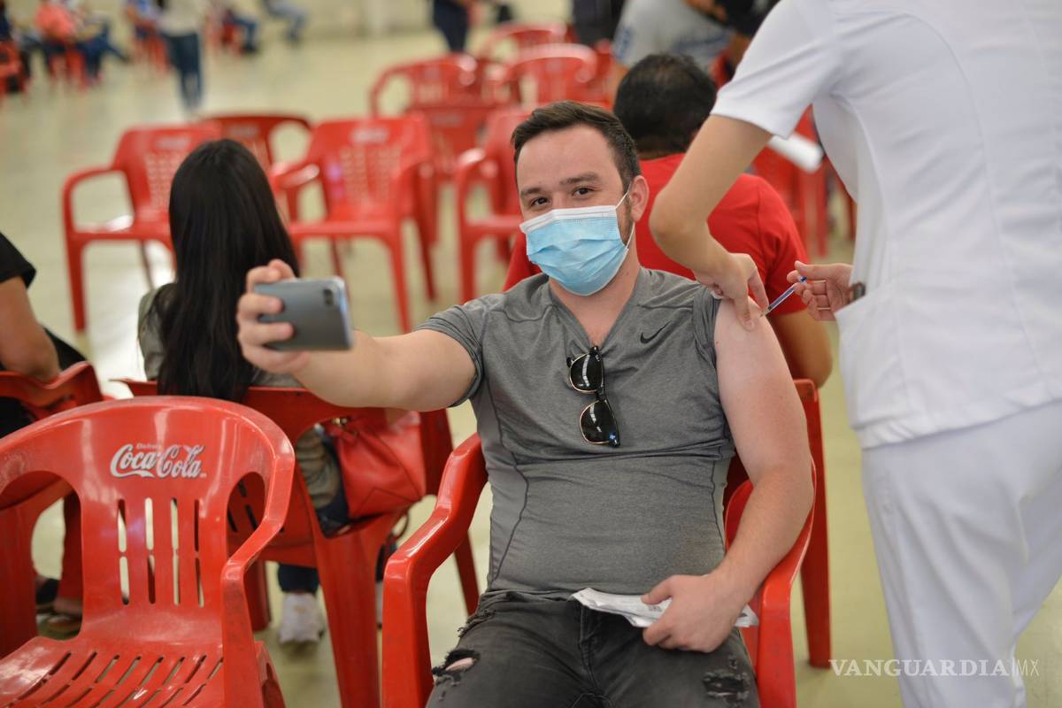 No es que seas 'generación de cristal'; aquí el por qué te pega más la vacuna antiCOVID si eres joven