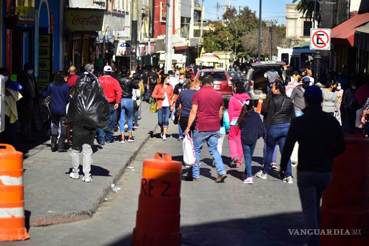 $!Saltillenses retan al coronavirus; salen de compras como si no existiera pandemia