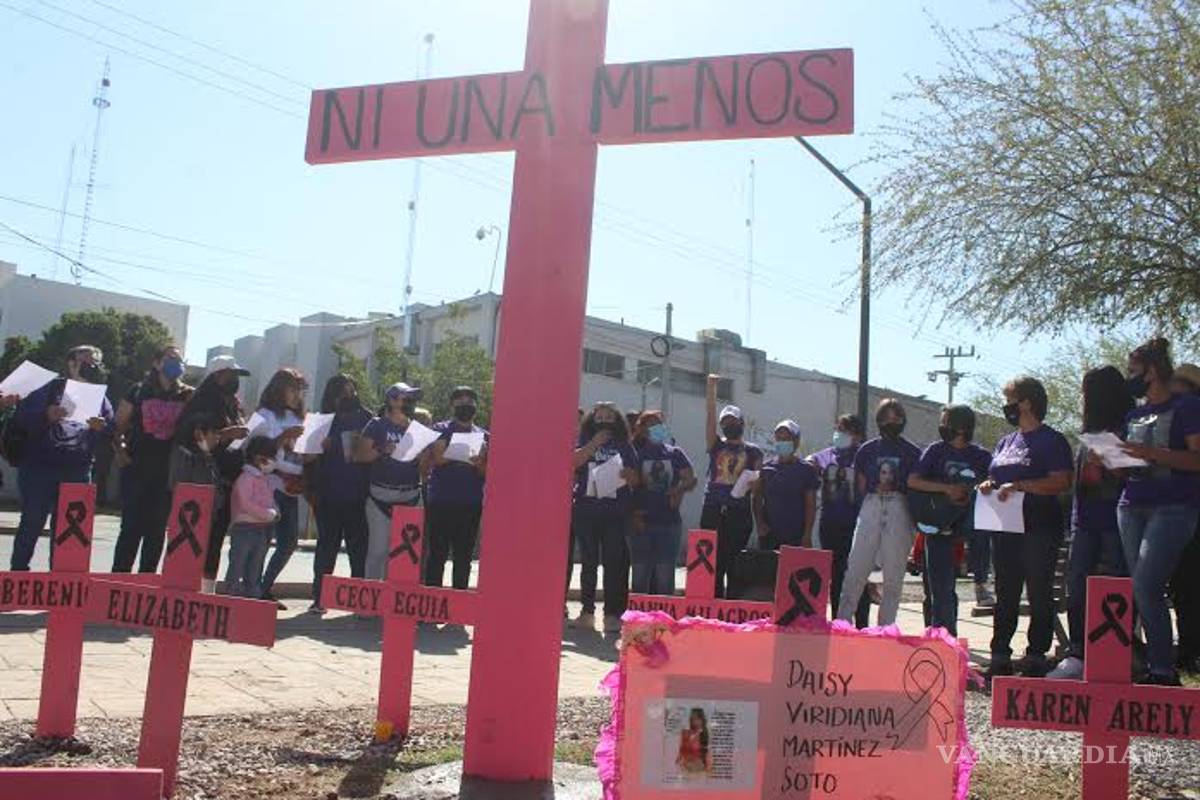 Madres Poderosas coloca anti monumento en Torreón: cruces con nombres de sus hijas asesinadas