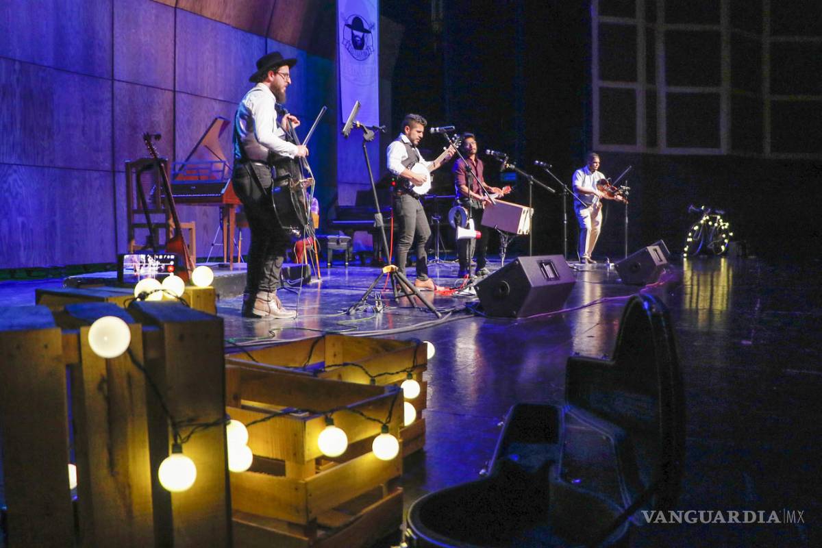 Debuta Celtillo Folk en el Teatro Fernando Soler a ritmo de violín y banjo
