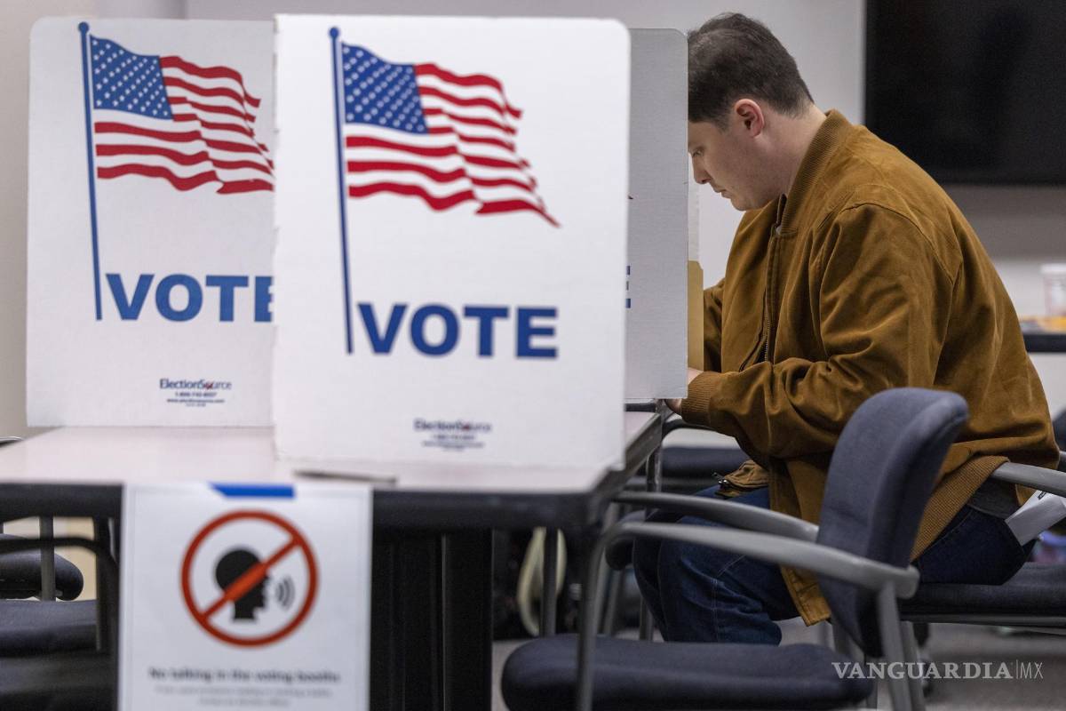 $!Un votante rellena su papeleta para las elecciones de Virginia de 2025 en el centro de votación del Centro de Gobierno del Condado de Fairfax en Fairfax, Virginia.