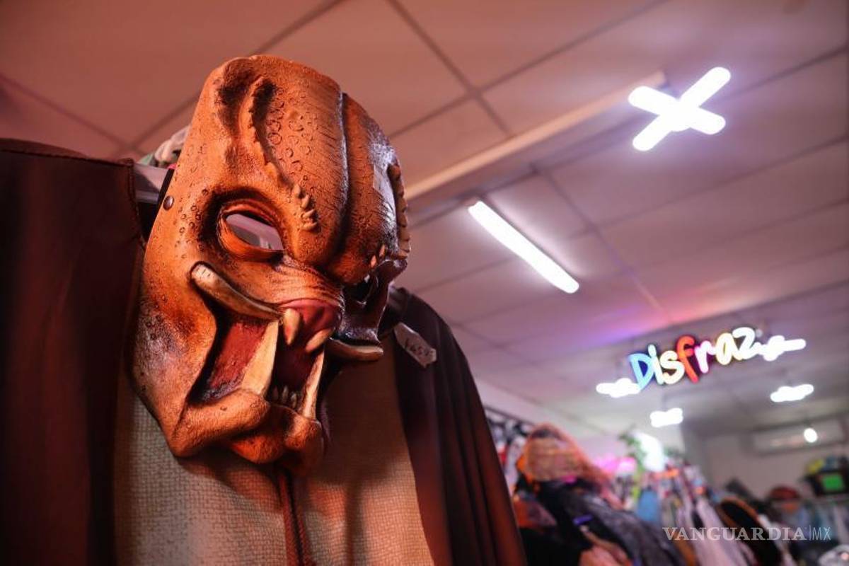 $!A su vez, madres de familia buscan disfraces característicos de diferentes países para desfiles escolares con motivo de la conmemoración del aniversario de la ONU.