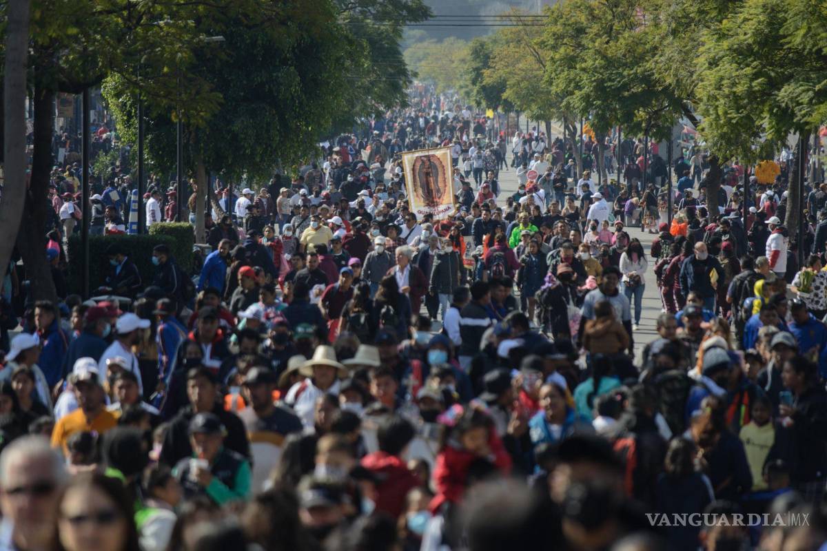 $!Miles de peregrinos de diferentes estados del País continúan llegando a la Basílica de Guadalupe.