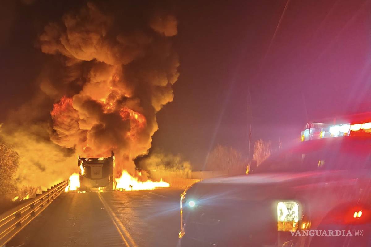 Se incendia tráiler en Los Chorros y paraliza la carretera 57 por más de ocho horas