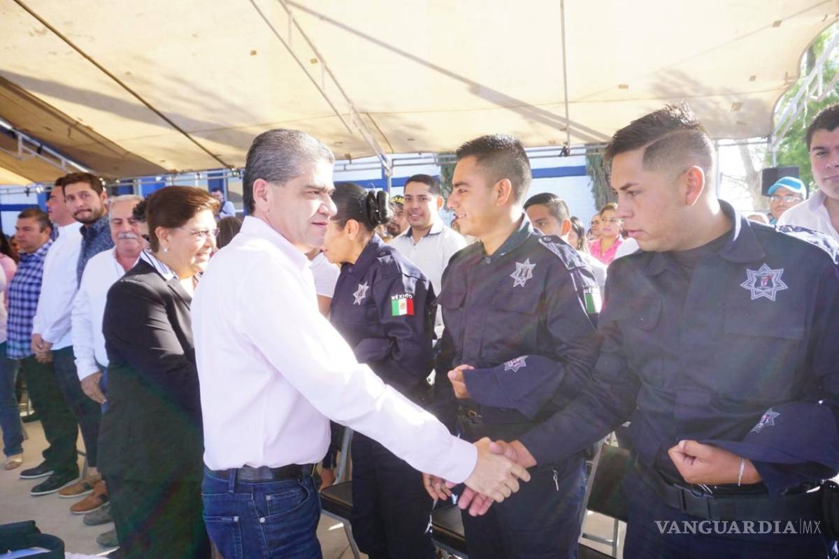 Entrega Miguel Riquelme patrullas y equipo a la policía de San Pedro, Coahuila