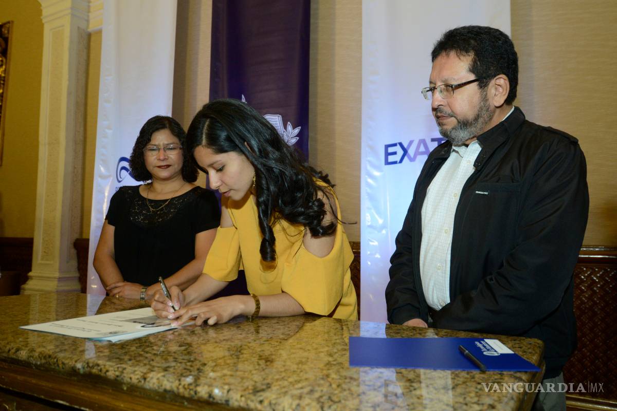 Firman alumnos del Tec sus títulos