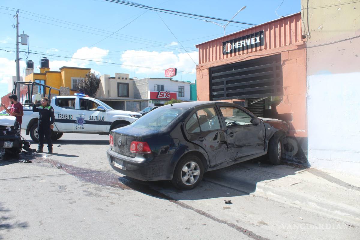 Joven choca su vehículo contra la barda de una ferretería al sur de Saltillo