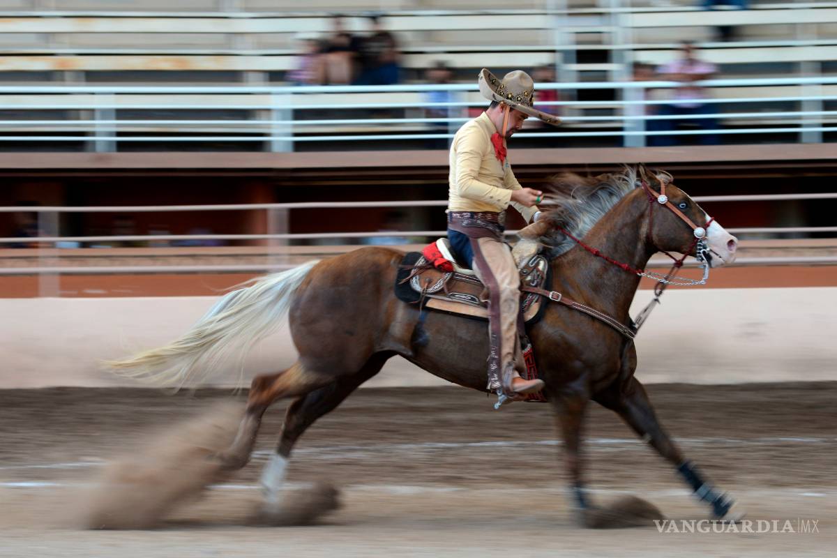 Charros se lucen con las suertes