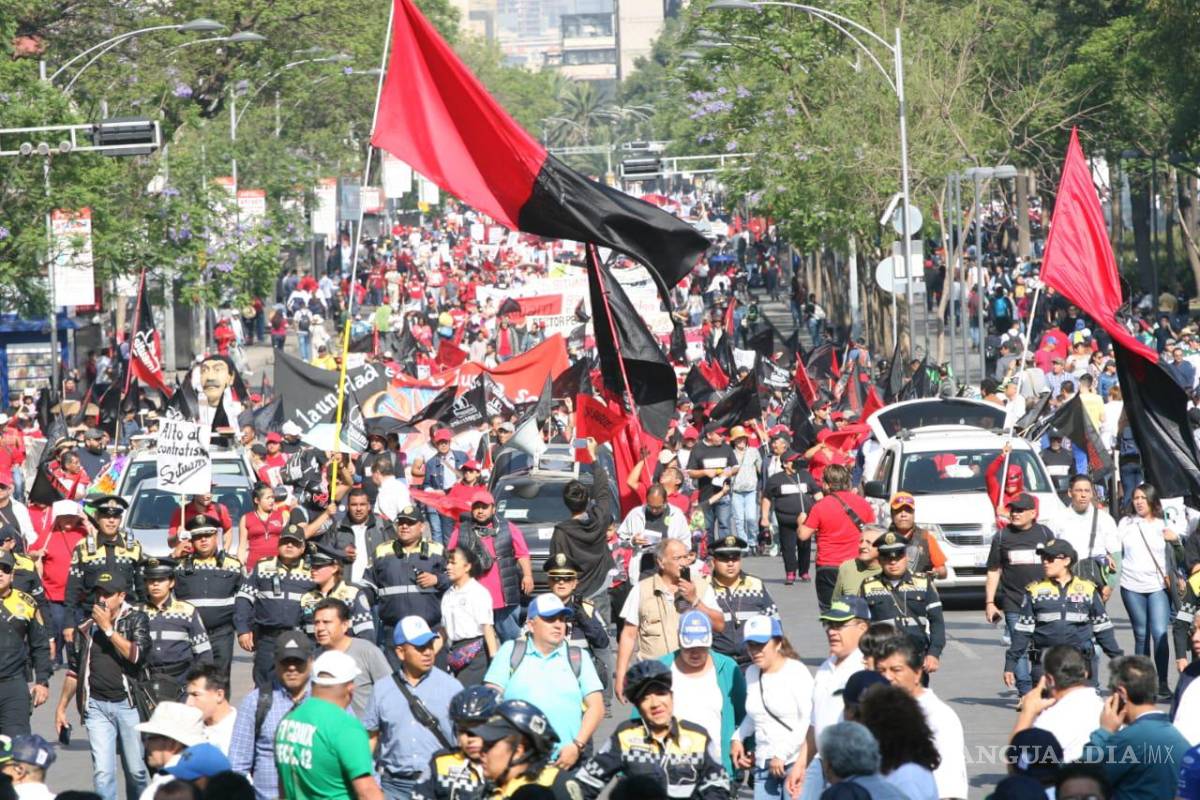 Miles marchan en la CDMX en Día del Trabajo, exigen mejores condiciones para laborar