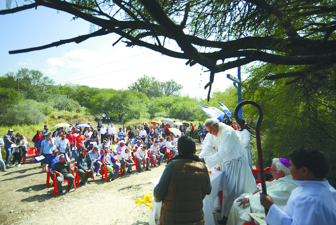 Con misa recuerdan en Saltillo a migrantes asesinados