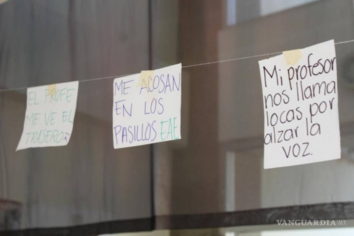 ‘Adornan’ Presidencia con ‘tendedero de la vergüenza”