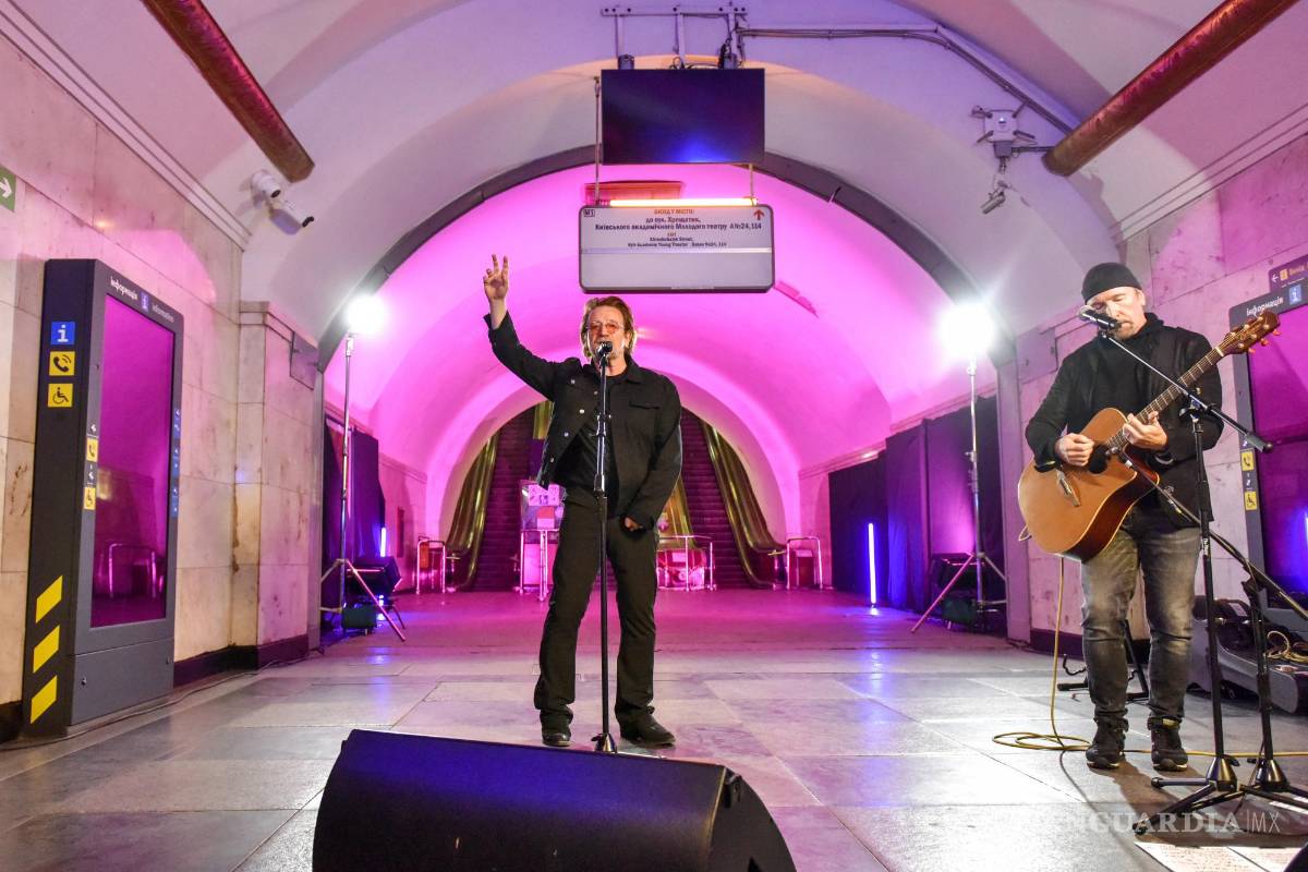 Bono se solidariza con Ucrania y canta “Stand By Me” en el metro de Kiev