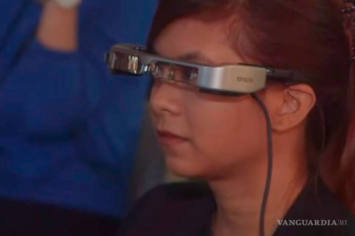Estas gafas subtitulan obras de teatro para discapacitados auditivos