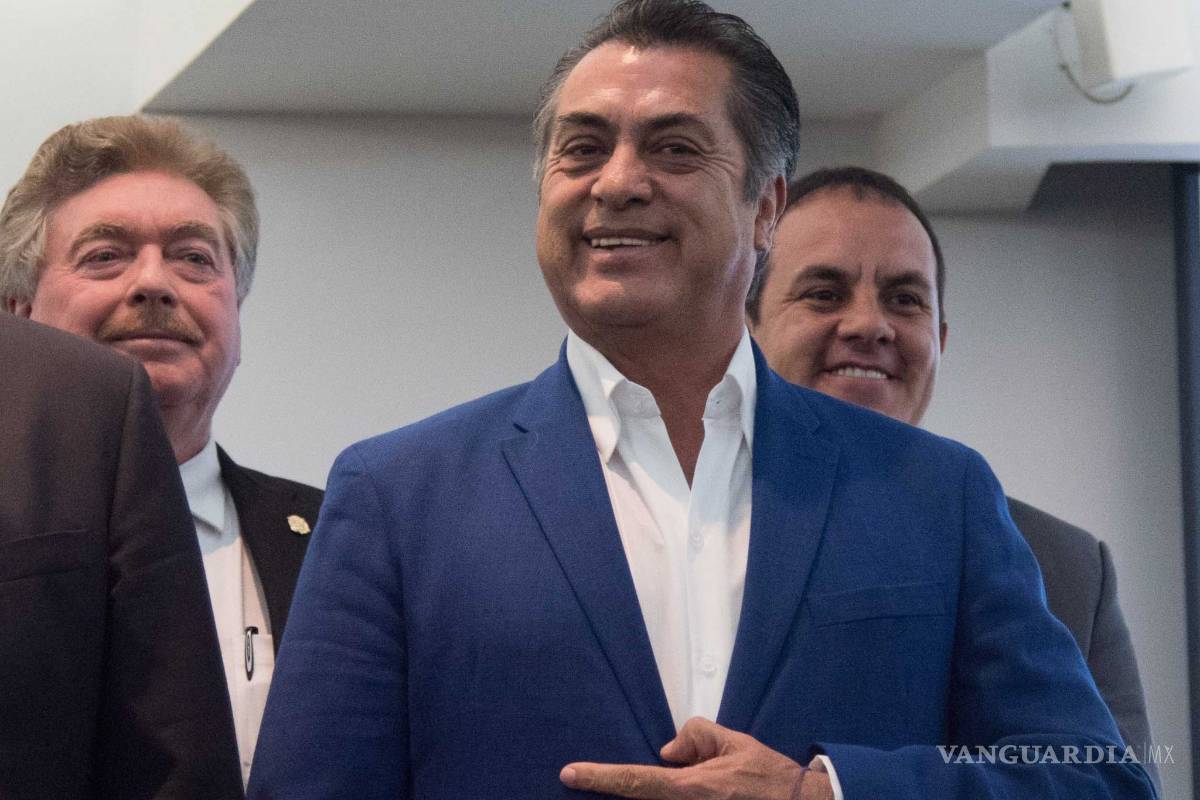 'El Bronco' afirma que habla a diario con Dios por WhatsApp