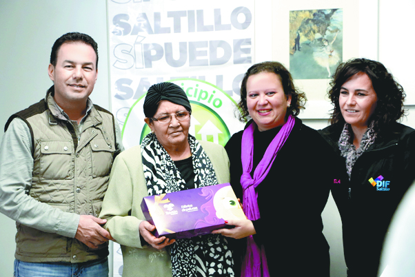 Dona DIF Saltillo pelucas a mujeres con cáncer