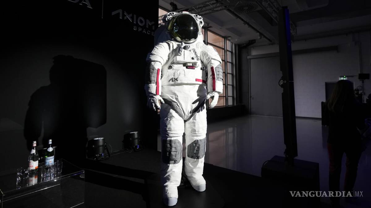 $!Axiom Space presentó su traje espacial codiseñado con Prada, que la NASA utilizará a partir de 2026, durante una conferencia de prensa en Milán, Italia.