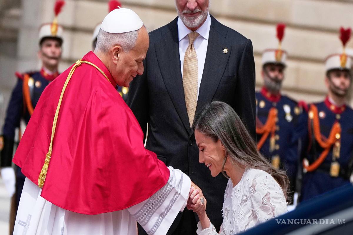 $!El papa León XIV es recibido por los reyes Felipe VI y Letizia de España a su llegada al Palacio Real de Madrid.