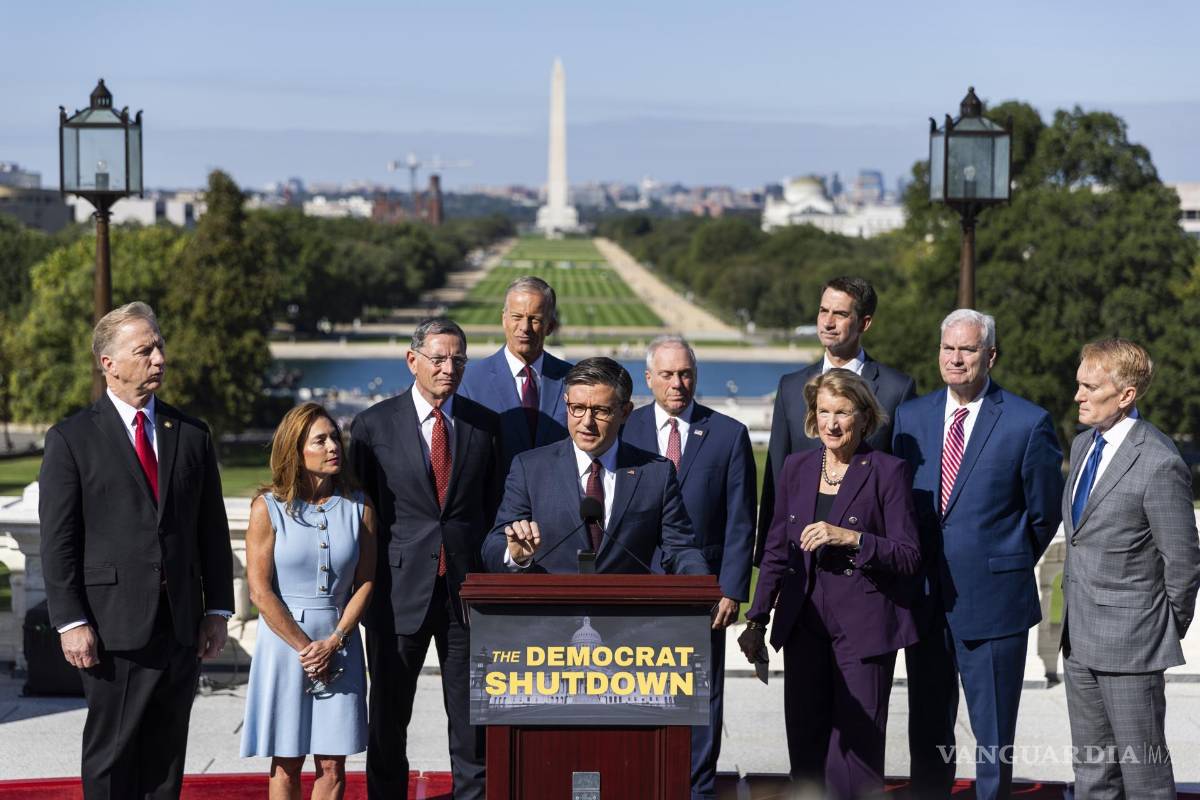 $!El presidente de la Cámara de Representantes, Mike Johnson (c) habla con los medios sobre el cierre del gobierno.