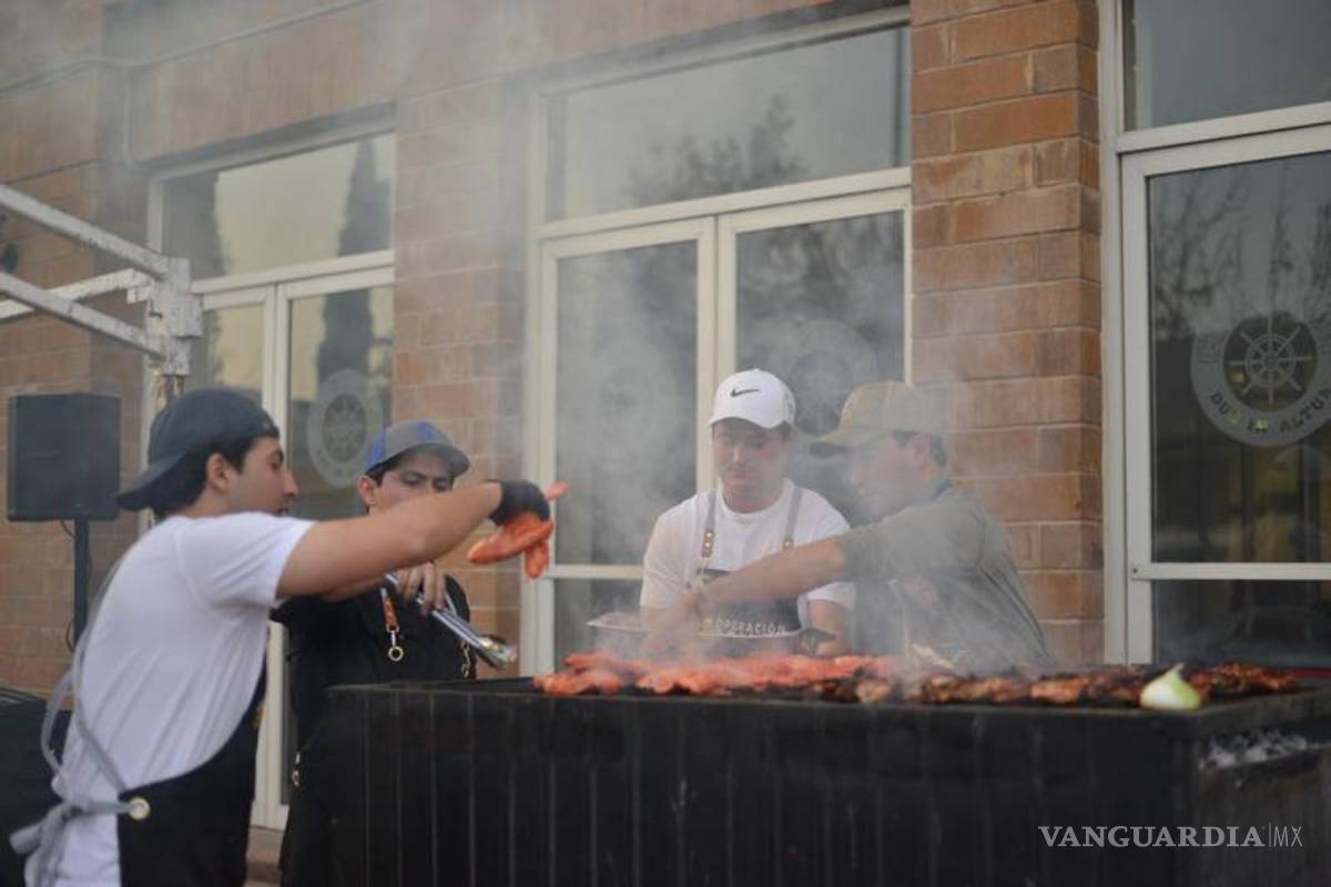 $!Jóvenes y adultos participaron en la preparación y distribución de alimentos.