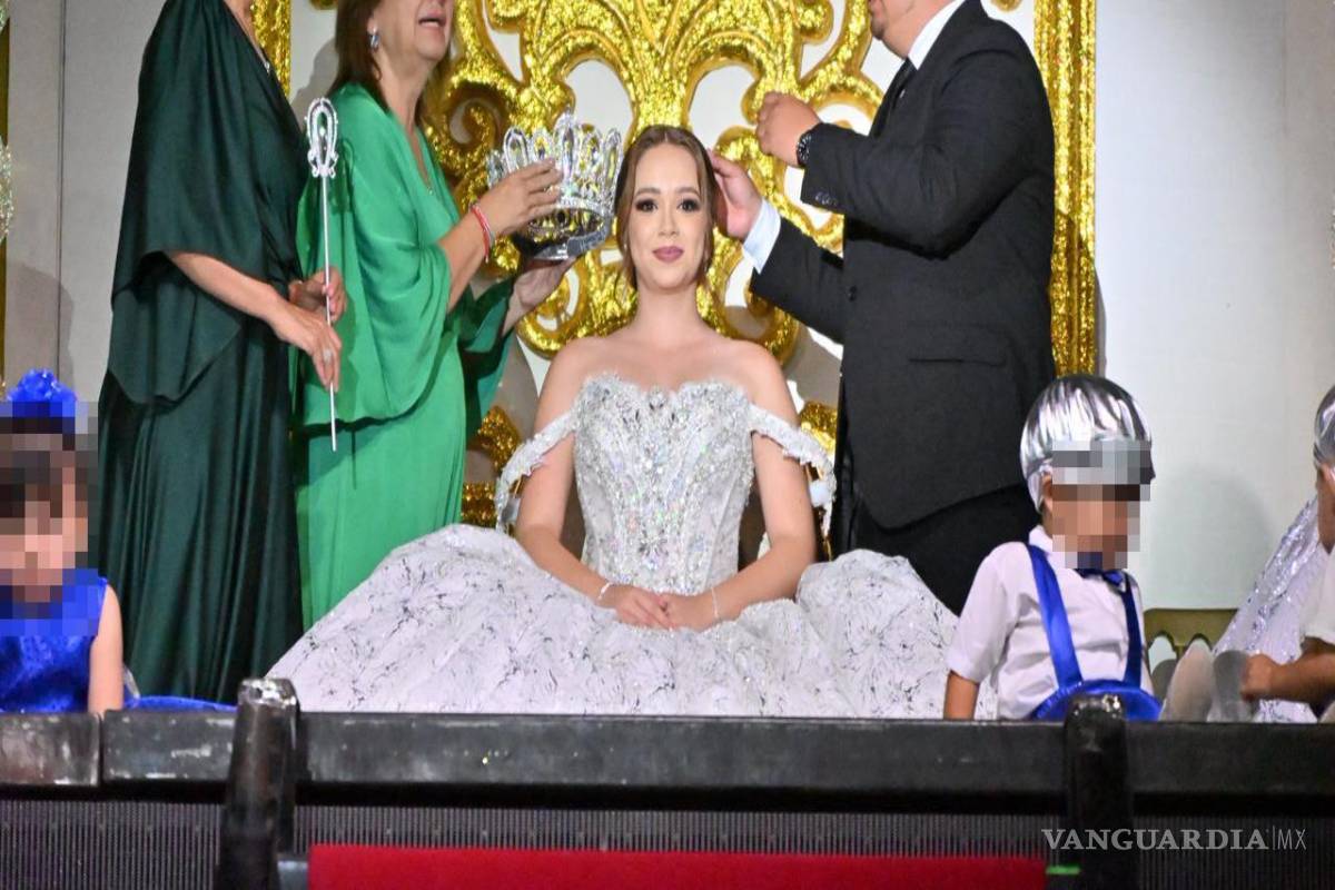 $!El alcalde Javier Flores Rodríguez y autoridades colocaron la corona a María Fernanda I durante la ceremonia oficial.
