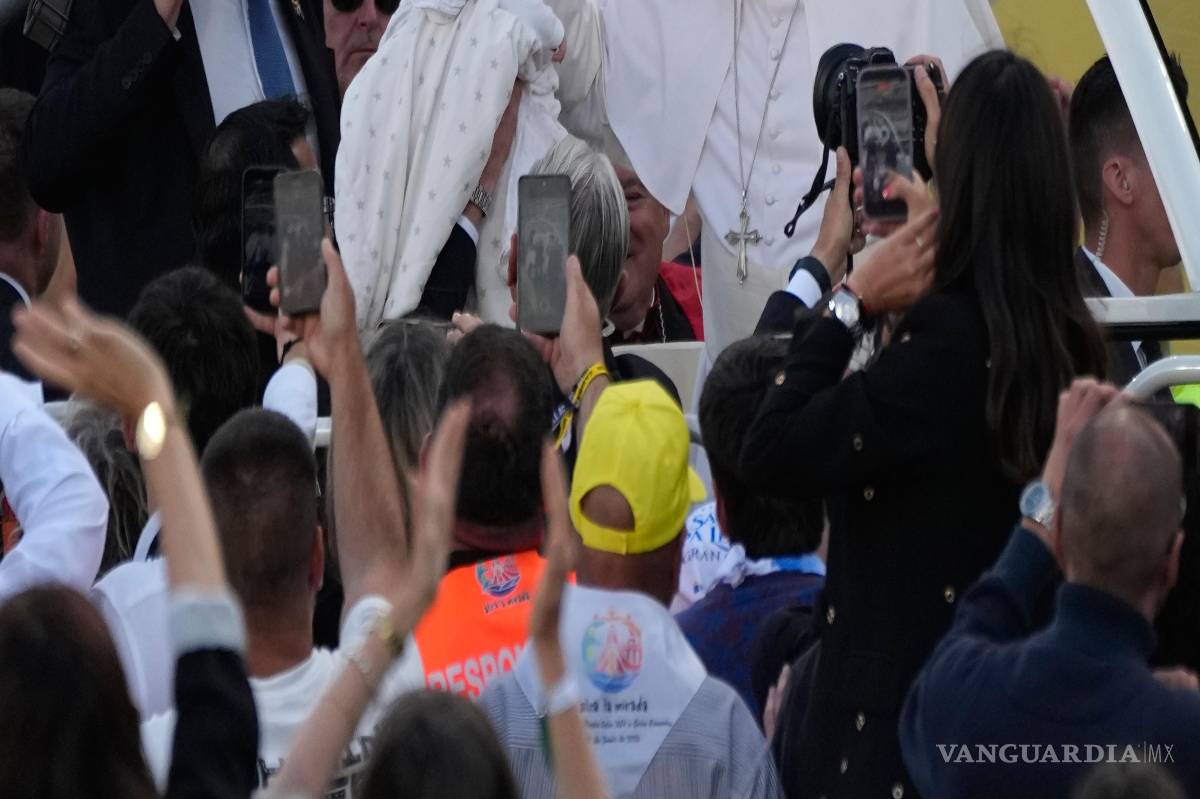 $!El Papa León XIV bendice a un niño a su llegada a la misa en el Estadio de Gran Canaria en Las Palmas, en la isla canaria, España.