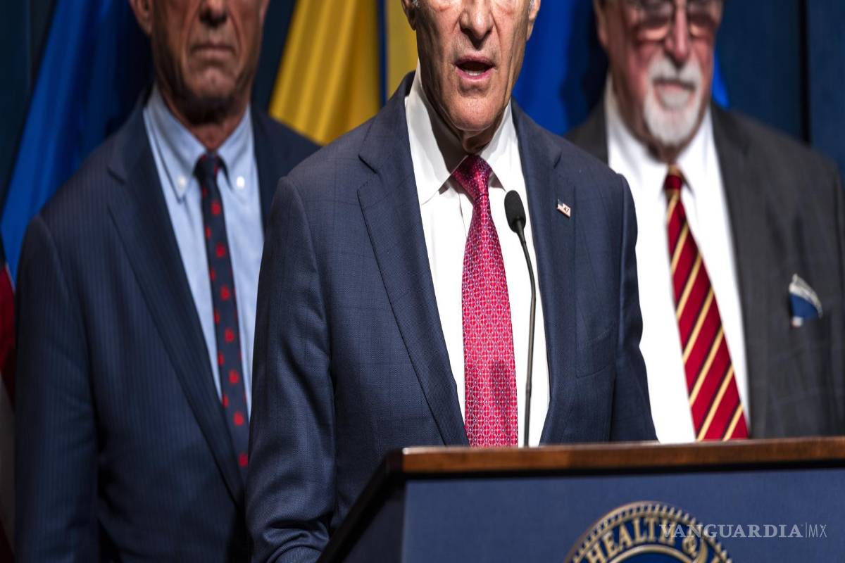 $!El administrador de los Centros de Servicios de Medicare y Medicaid. Mehmet Oz (C), habla durante una conferencia de prensa en Washington.