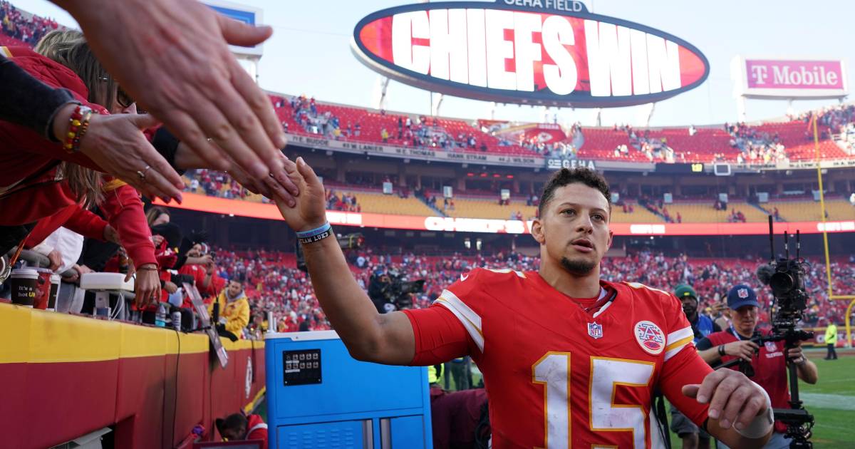 Chiefs remontan y sostienen su aspiración de Playoffs en una jornada con movimientos clave en la NFL