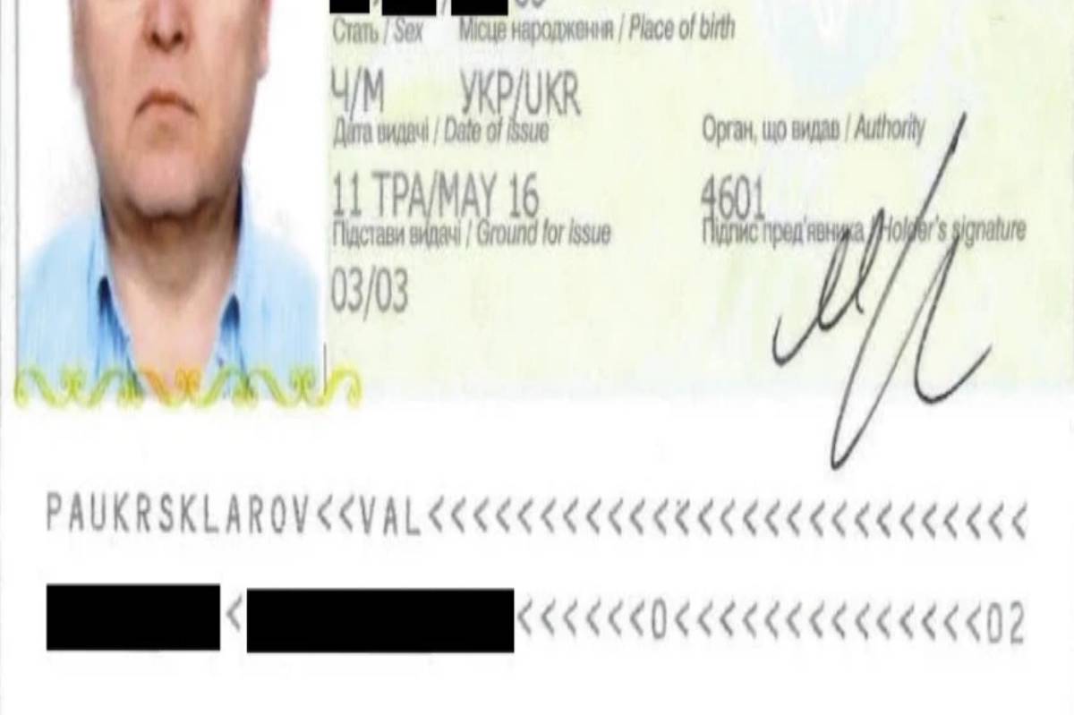 $!En la imagen, el pasaporte ucraniano del acusado de fraude Vladimir Sklarov.