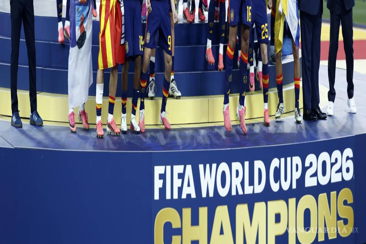 $!Los jugadores de España celebran con el trofeo de la Copa del Mundo mientras el presidente de la FIFA, Gianni Infantino interactúa con el presidente de EU, Donald Trump