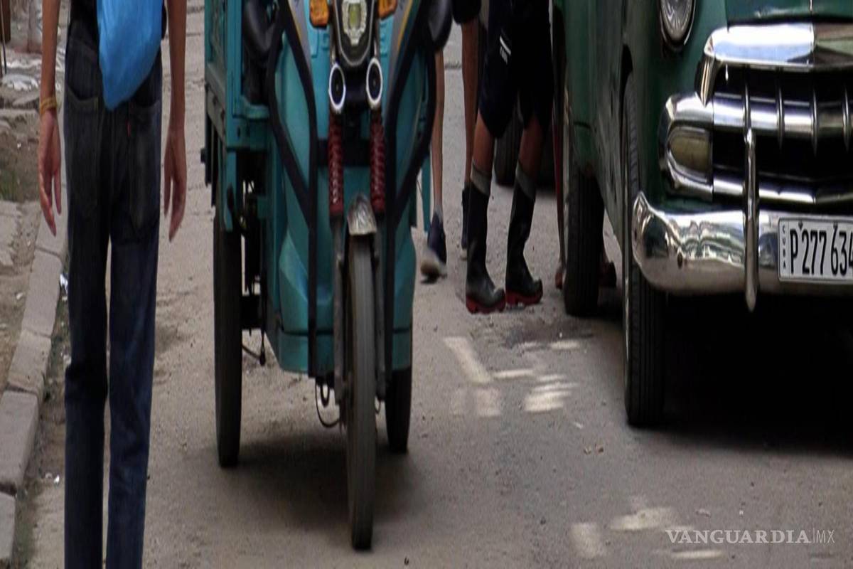 $!Personas caminan en una calle en La Habana. El Comité Central del Partido Comunista de Cuba , en medio de fuertes presiones por parte de EU.