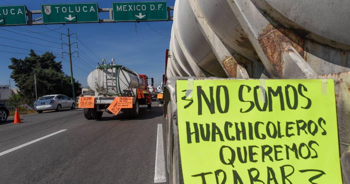 Conductores de pipas bloquean vialidades entre Edomex y la CDMX tras cierre de tomas clandestinas