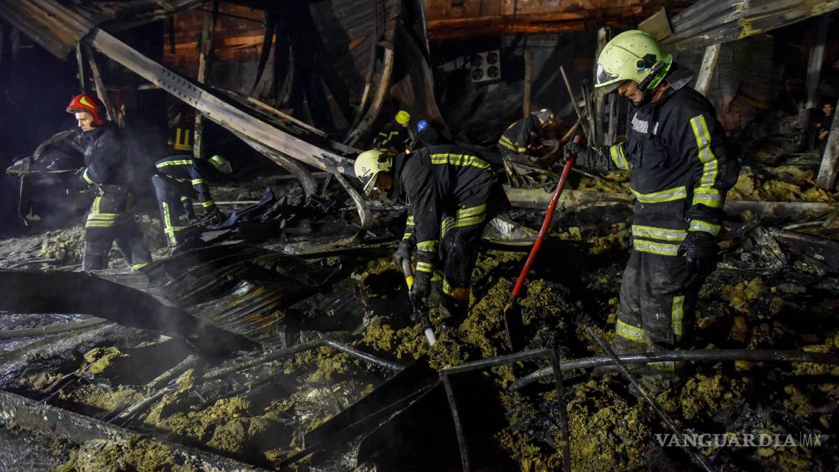 Rescatistas buscan víctimas en centro comercial ucraniano bombardeado por Rusia
