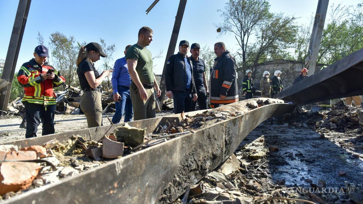 Rescatistas buscan víctimas en centro comercial ucraniano bombardeado por Rusia