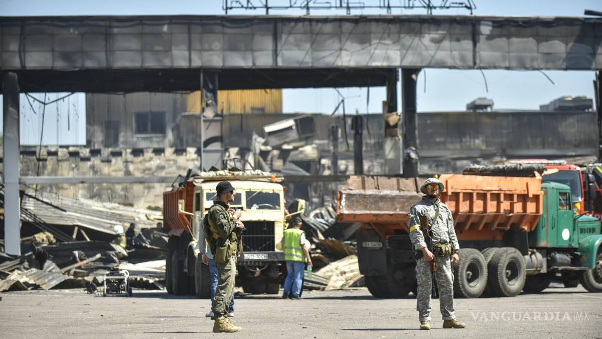 Rescatistas buscan víctimas en centro comercial ucraniano bombardeado por Rusia