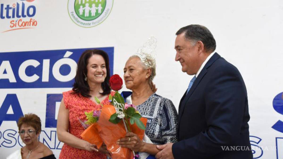 Coronan en Saltillo a la reina de los adultos mayores