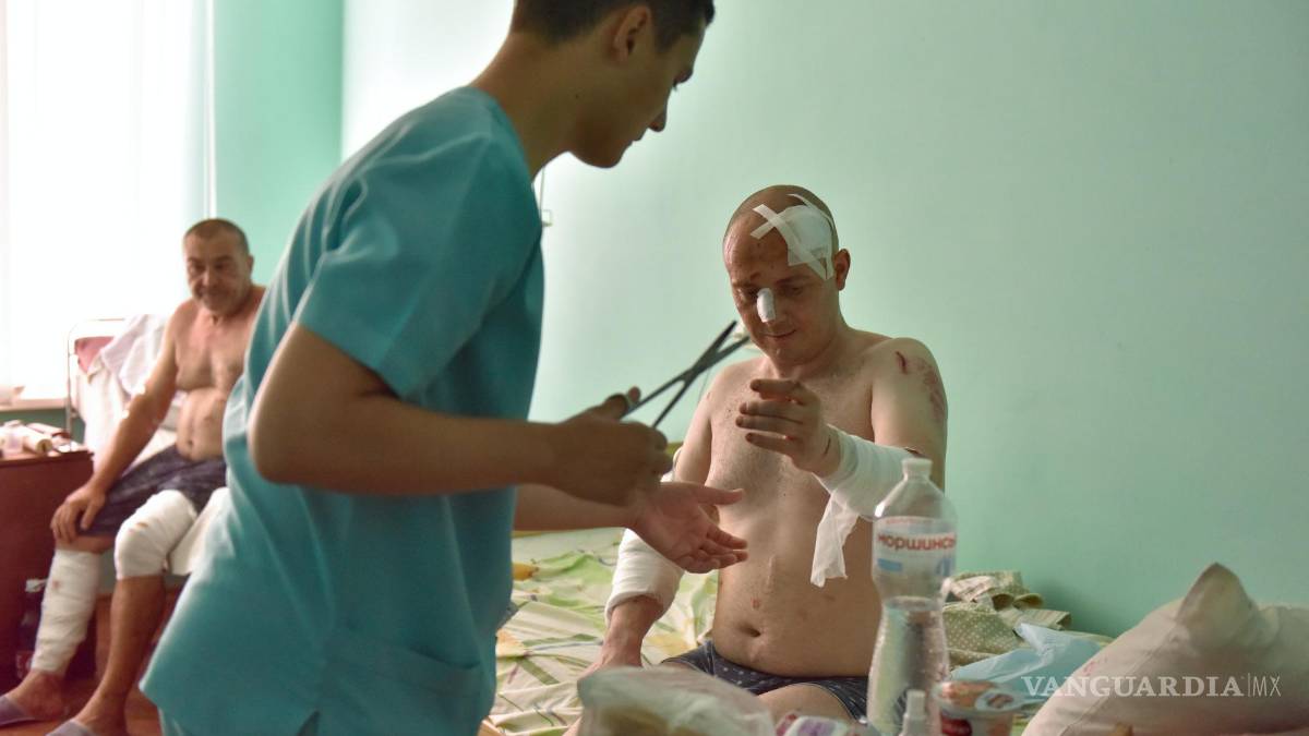 Rescatistas buscan víctimas en centro comercial ucraniano bombardeado por Rusia