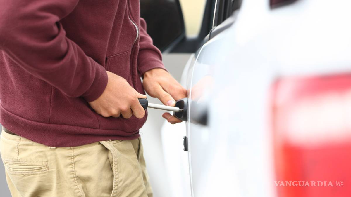 Ladrones se las ingenian y saquean un par de vehículos en Saltillo