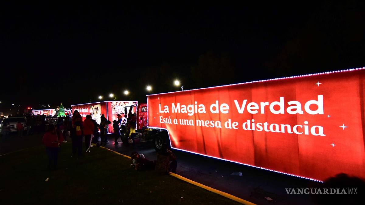 Con desfile, así llegó la Navidad a Saltillo; familias disfrutaron encendido del pino