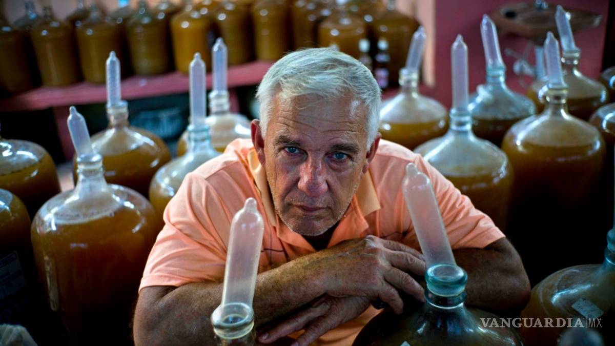 Cubano usa frutas y condones para producir vino