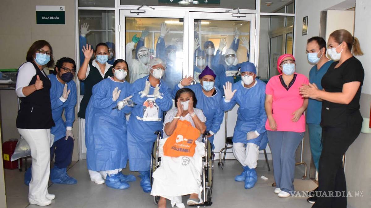 Mujer de 84 años vence al coronavirus, celebran en clínica de Nuevo León su salida