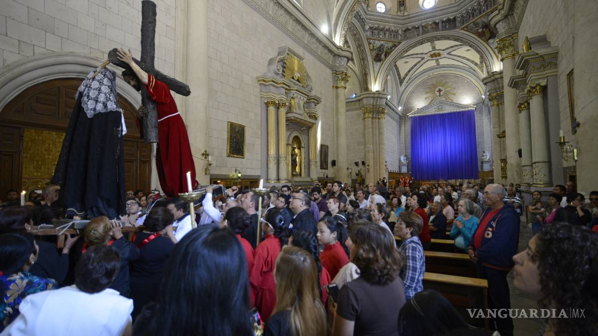 'Reviven' tradición de colocar el altar a la Virgen de los Dolores en Saltillo