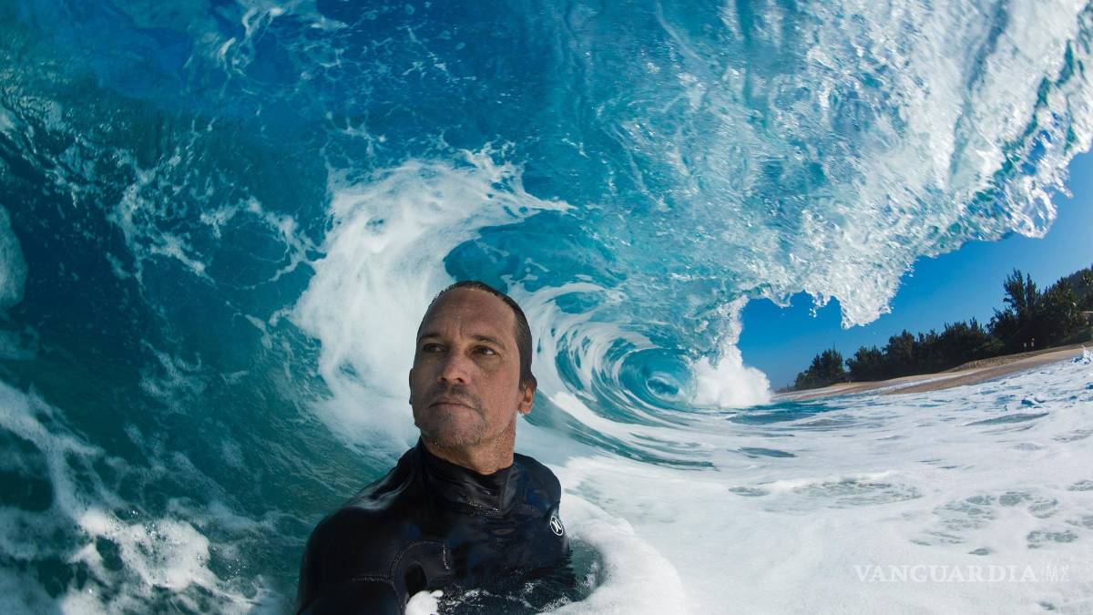 Clark Little encuentra el arte en las más poderosas y peligrosas olas en el mundo