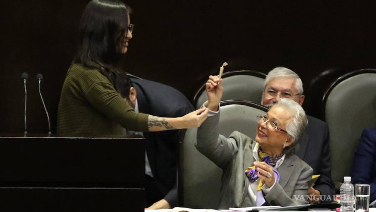 Regalan cigarrillo de mariguana a Olga Sánchez Cordero