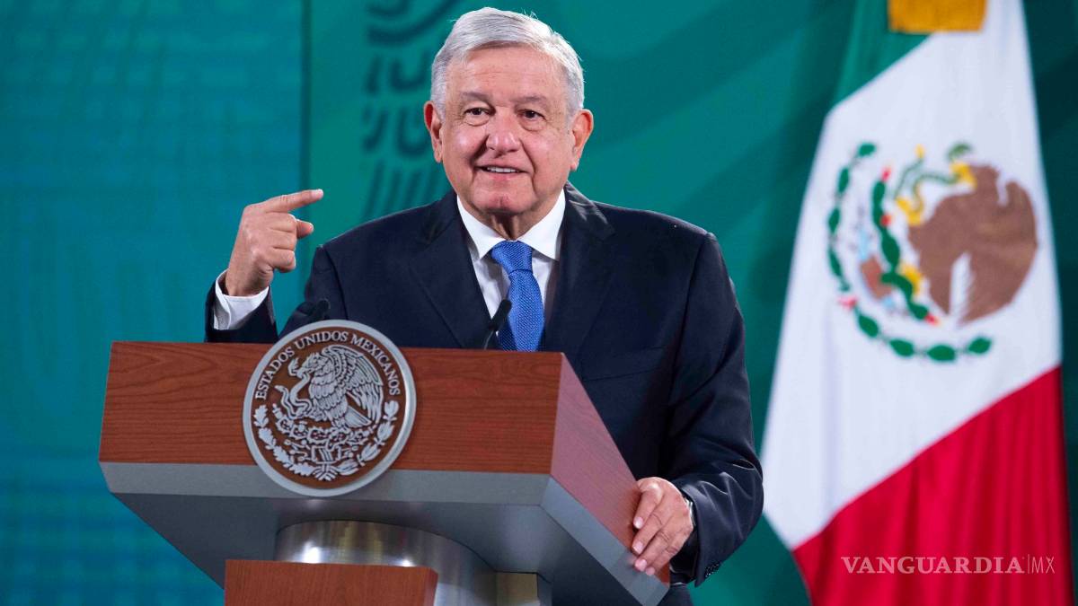AMLO se lanza contra expresidentes tras críticas a la CFE por apagón
