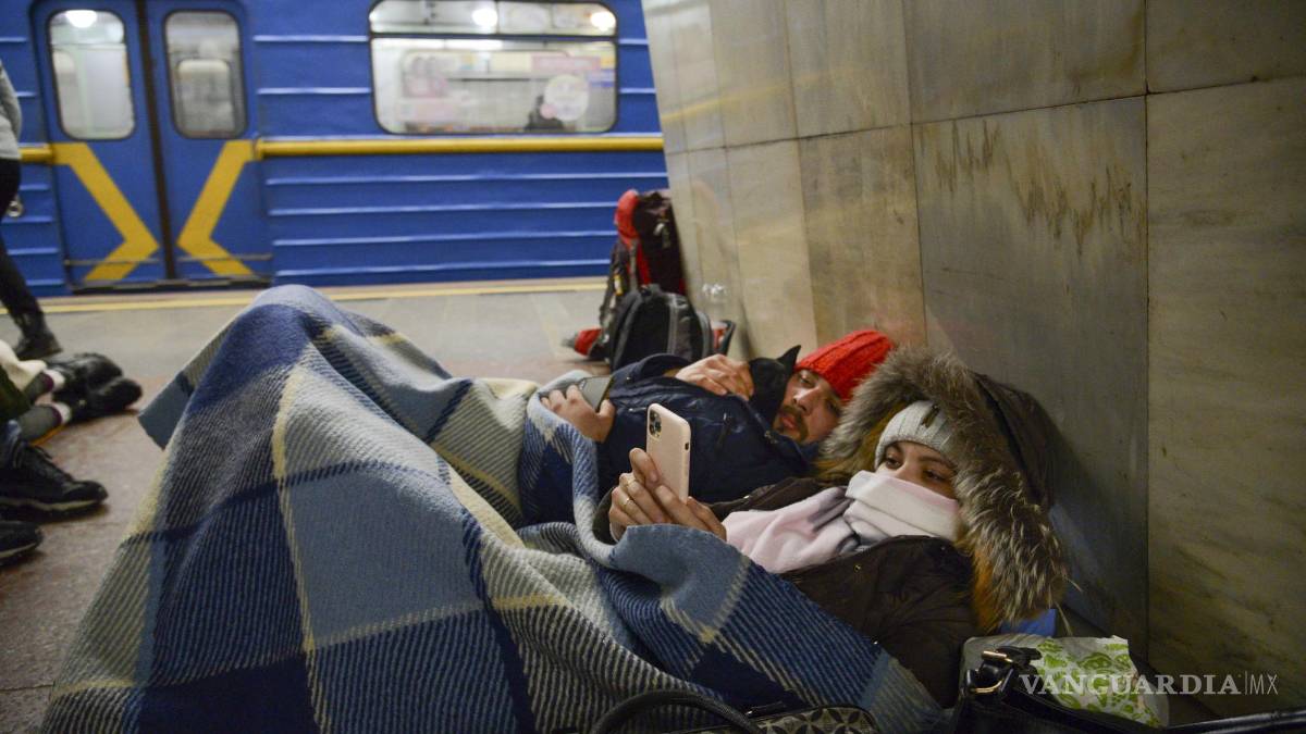 Ante el asedio ruso, ucranianos buscas refugio en el metro y en sótanos