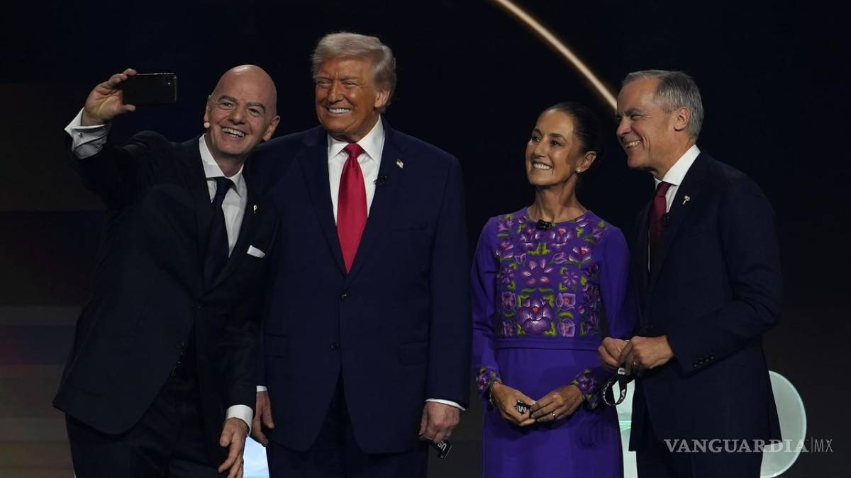‘Estamos orgullosos’... Sheinbaum se toma selfie junto a Trump y Carney en el Sorteo del Mundial FIFA 2026