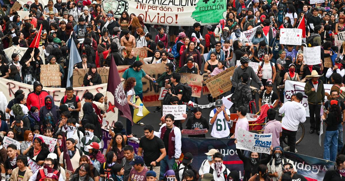 Marchan para conmemorar el 58 aniversario de la matanza estudiantil del 2 de octubre en Tlatelolco; encapuchados vandalizan negocios