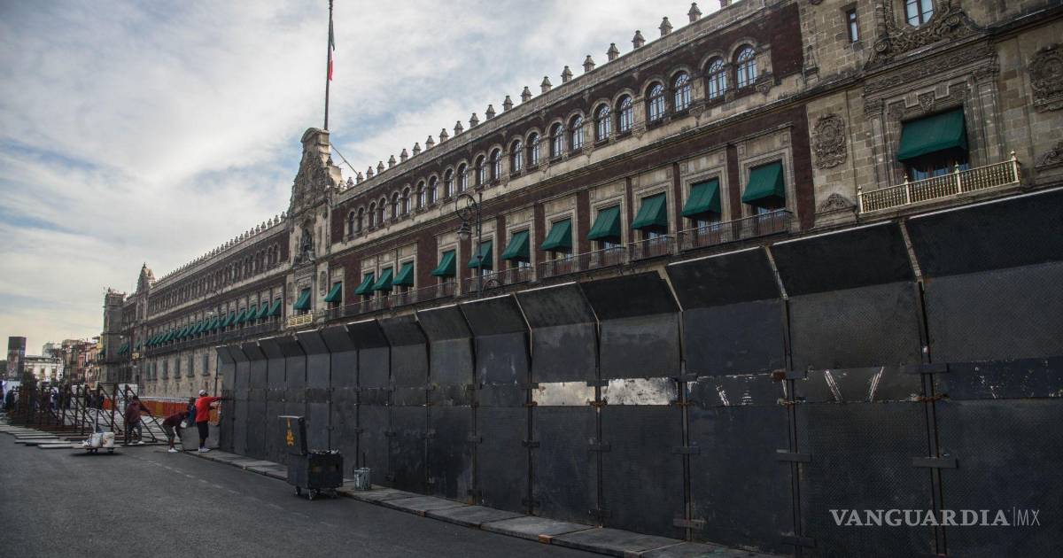 Comienza blindaje del Zócalo de la Ciudad de México para la marcha del 8M