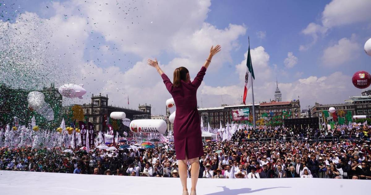 Miles respaldan a Sheinbaum en el Zócalo por su primer año de gobierno
