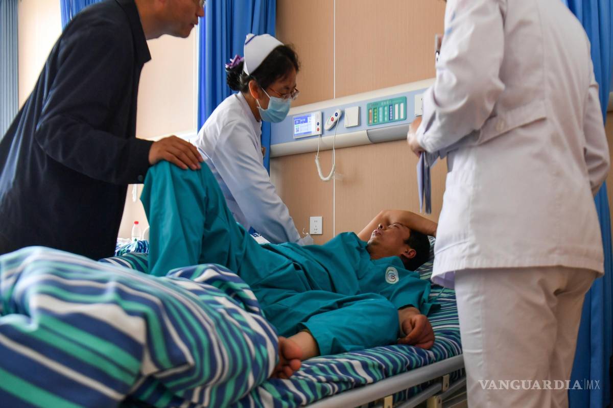 $!Personal médico en un hospital atiende a un trabajador herido tras la explosión ocurrida en la mina de carbón Liushenyu, en la ciudad de Changzhi, en China.